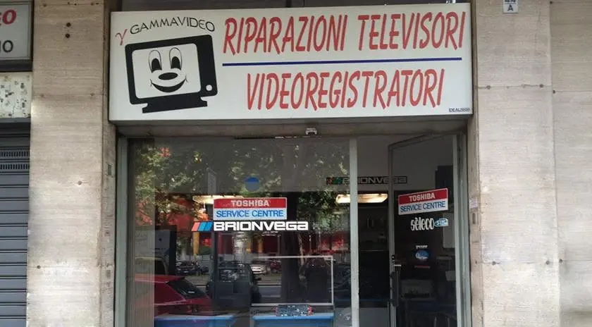La vetrina di Gammavideo in Corso Siracusa 44 a Torino, con l’insegna Riparazioni televisori e videoregistratori sopra l’ingresso